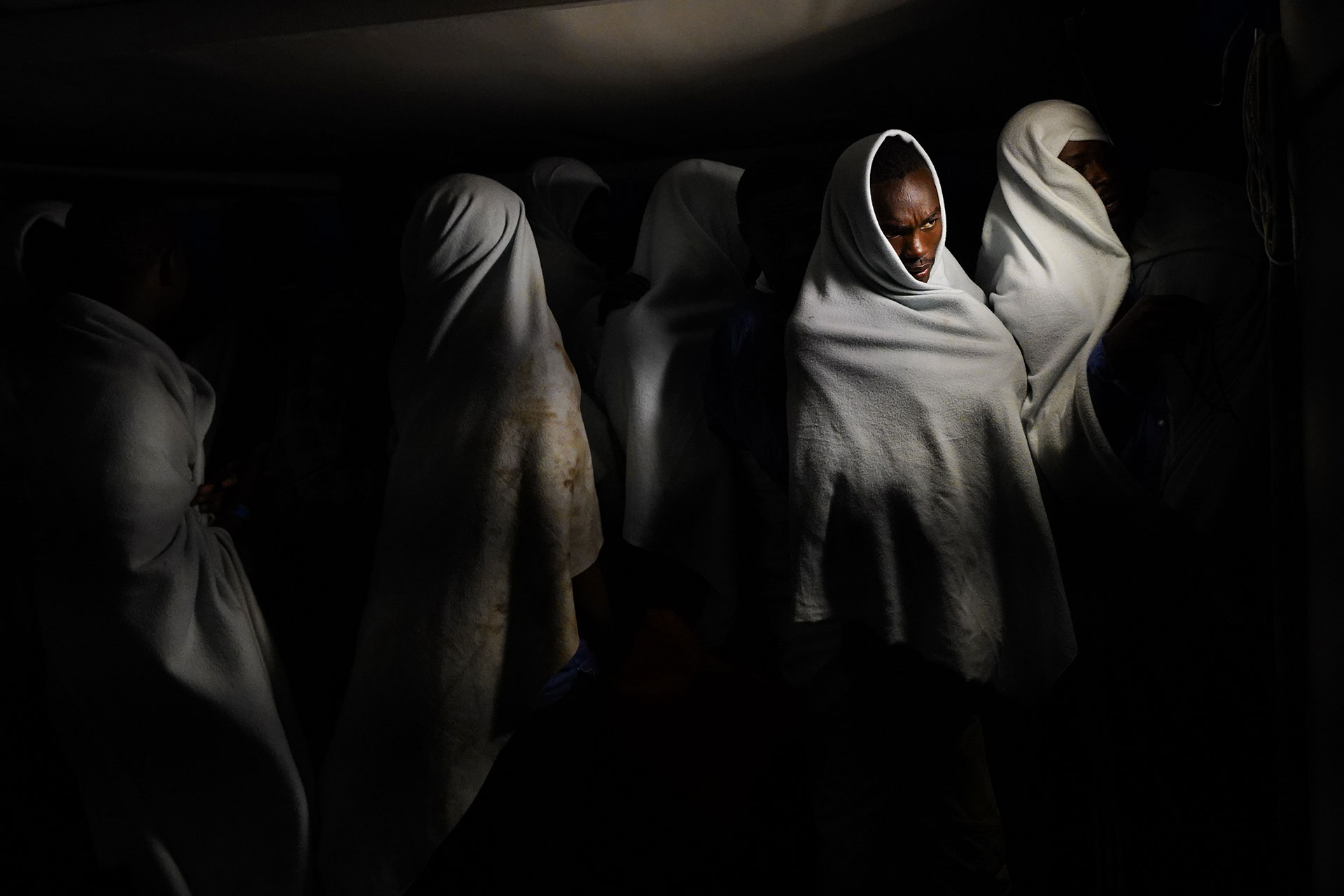 Las personas rescatadas en el mar Mediterráneo permanecen a bordo del barco de Proactiva Open Arms antes de llegar al puerto de Algeciras, el 9 de agosto de 2018.