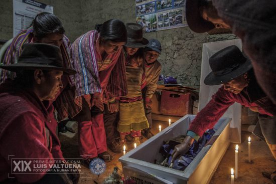 © Miguel Mejía/Serie “El dolor del retorno” (finalista XIX edición Premio Internacional de Fotografía Humanitaria Luis Valtueña)