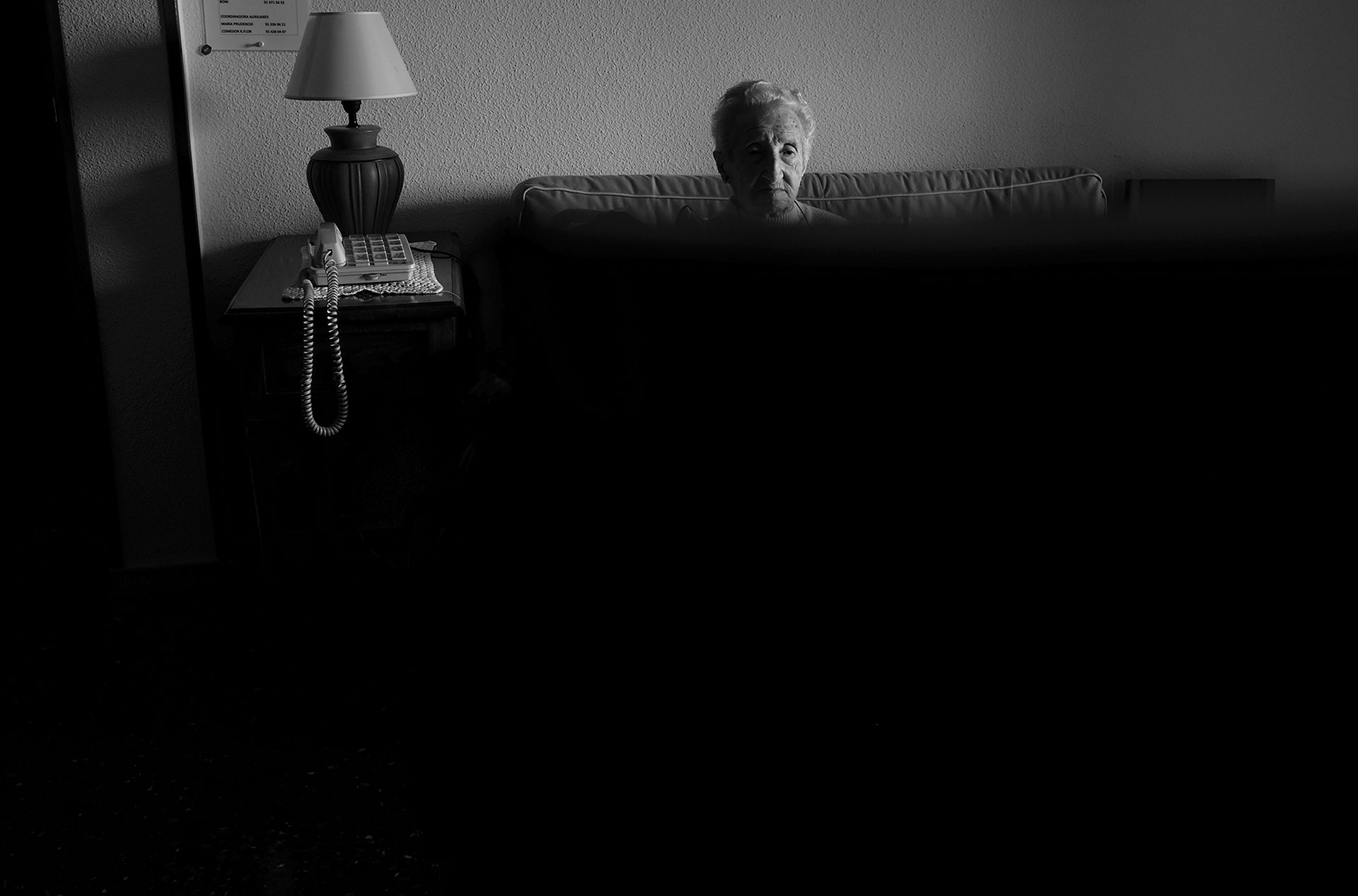 Ve televisión en el salón de su casa.