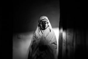 Cuando el ambiente está contaminado por químicos, Rosa debe utilizar una máscara con un filtro de carbón activado para evitar su inhalación, y una tela apantallante formada por hilos de algodón y plata para protegerse de la radiación, ya que también padece hipersensibilidad electromagnética.