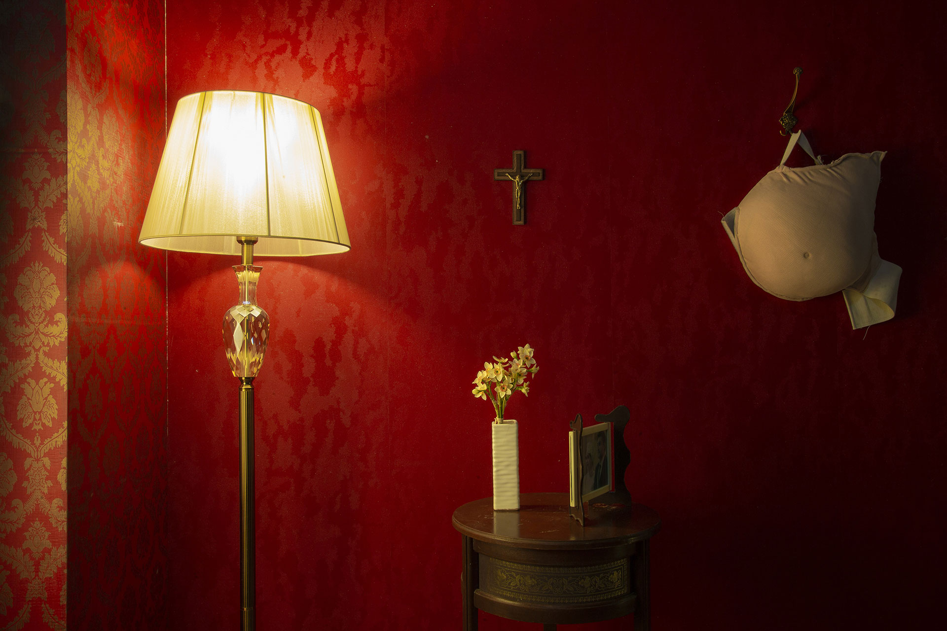 Robert y Arpineh regresan de una fiesta familiar. Arpineh cuelga su vientre artificial en el dormitorio.