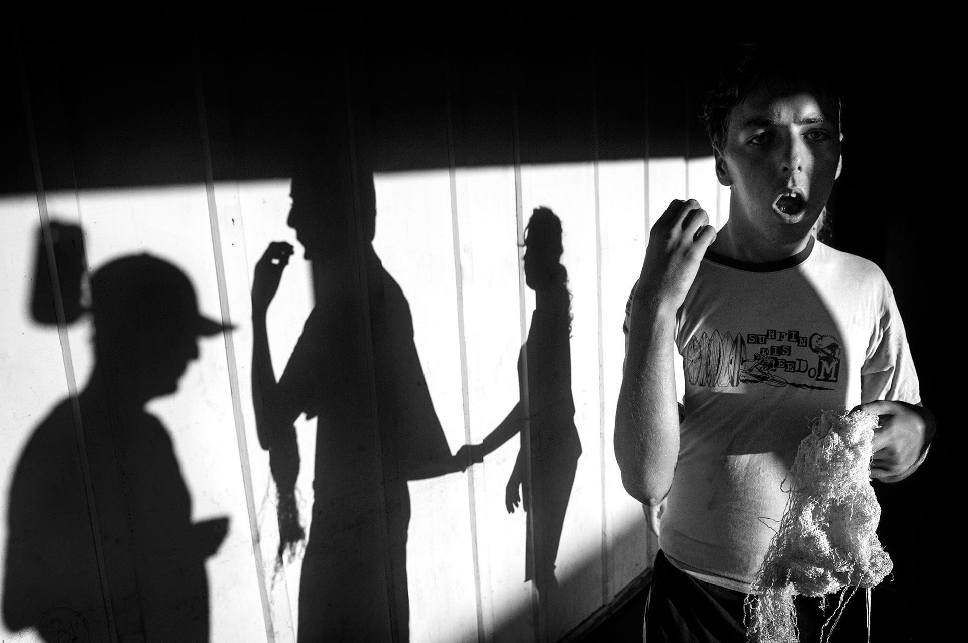 15-04-2015. Alicia Baja - Colonia Aurora, Provincia de Misiones. Andrea Gotin era una niña sana hasta que una tarde, a la edad de ocho años, inhaló bromometano y tuvo que ser hospitalizada, permaneciendo en la unidad de cuidados intensivos durante nueve días. La fiebre que tuvo unos pocos días después de inhalar la sustancia afectó la función motora de su cerebro. Necesita un trasplante de riñón y debe someterse a diálisis tres veces por semana. Su hermano Ademir, de 20 años, sufre una discapacidad psíquica severa. El 14 de septiembre 2010, el mismo día que Darío Gotin, el padre de la familia, le dijo a su esposa que su hija no podría recibir el trasplante de riñón, murió de un infarto.