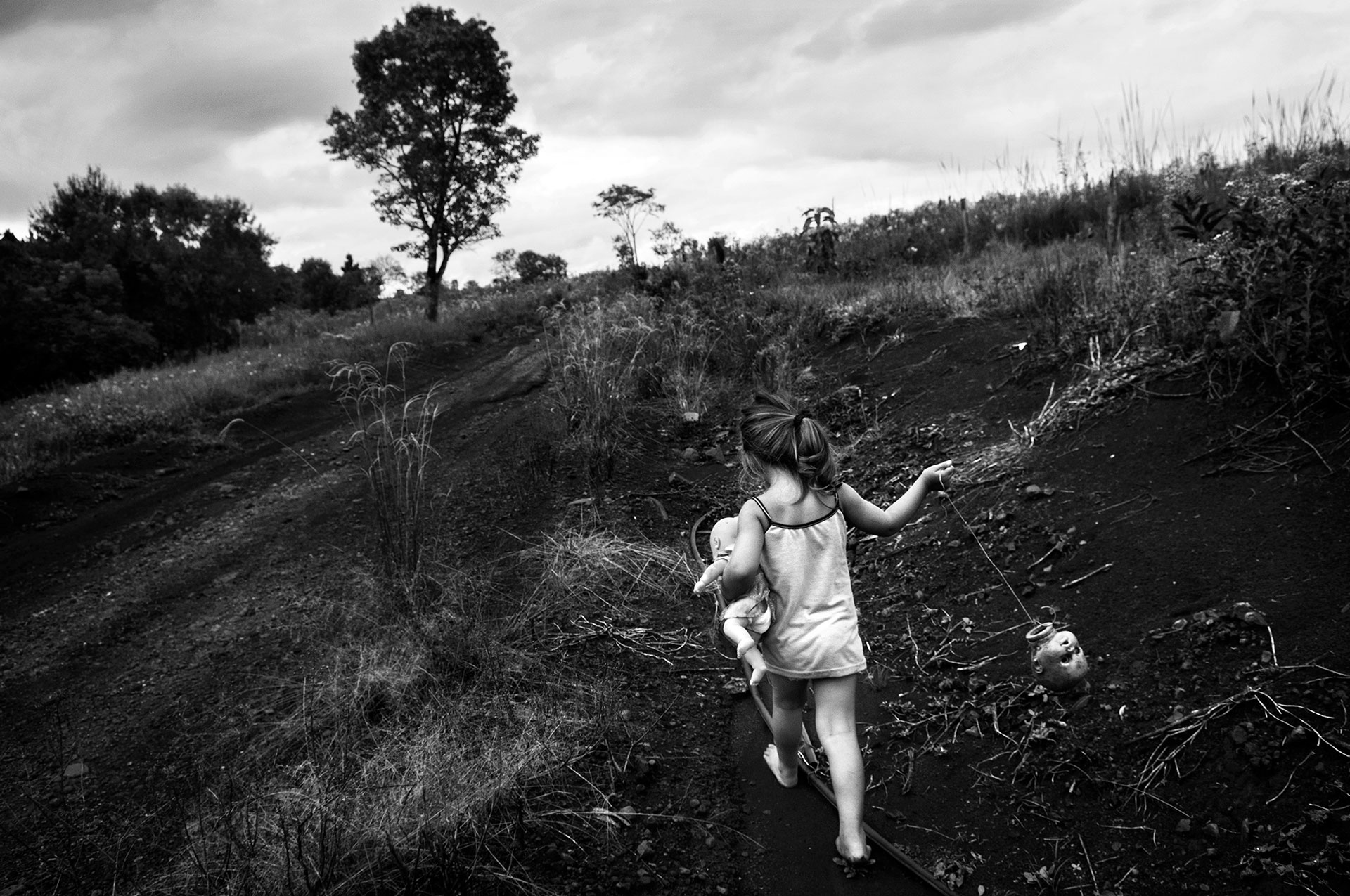15-4-2015. Alicia Alta - Misiones. Una niña corre a través de los campos.