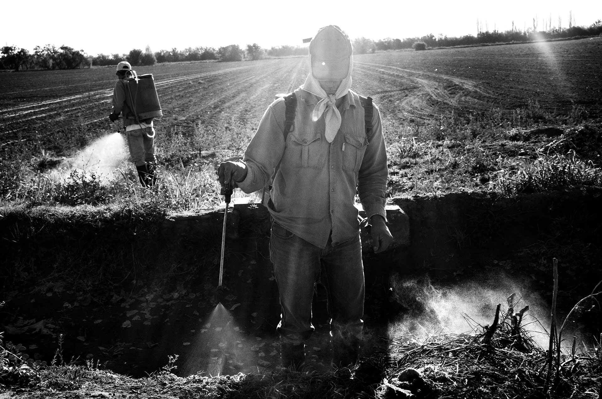 16/9/2015. Villa Dolores, Provincia de Córdoba, Argentina. Fumigadores trabajando con productos químicos agrícolas. Recientemente, un estudio de la Universidad de La Plata señaló que entre el 70% y el 80% de las frutas y hortalizas vendidas contienen al menos 2 o 3 agrotóxicos.