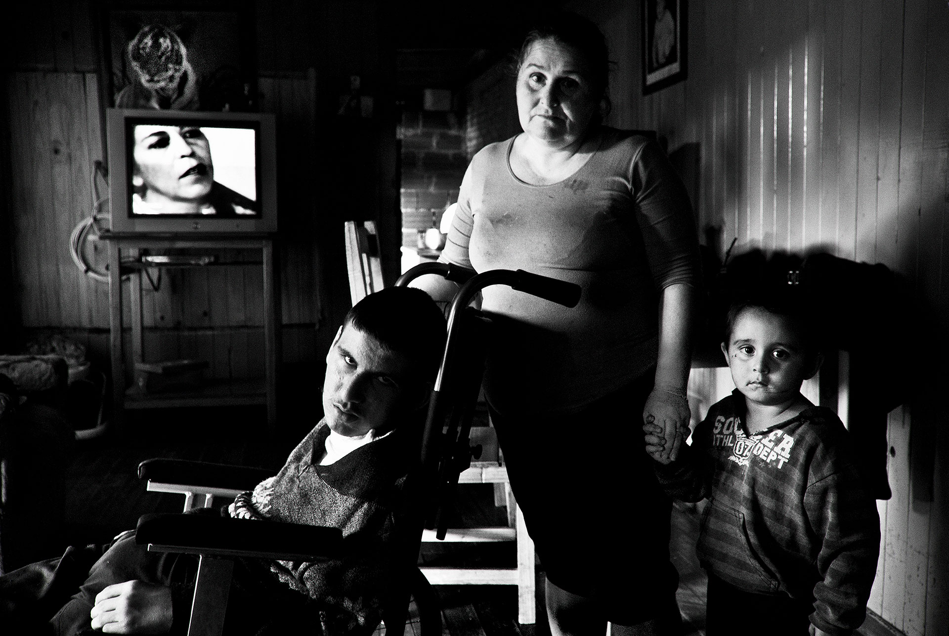 6-4-2015. San Vicente, Provincia de Misiones. Sandra Sosa es la madre de Leonardo Lorenzo, que sufre parálisis cerebral y epilepsia como resultado de las repetidas fumigaciones. Los dos viven actualmente en el barrio El Progreso, donde el número de niños, niñas y adolescentes discapacitados crece de forma exponencial.
