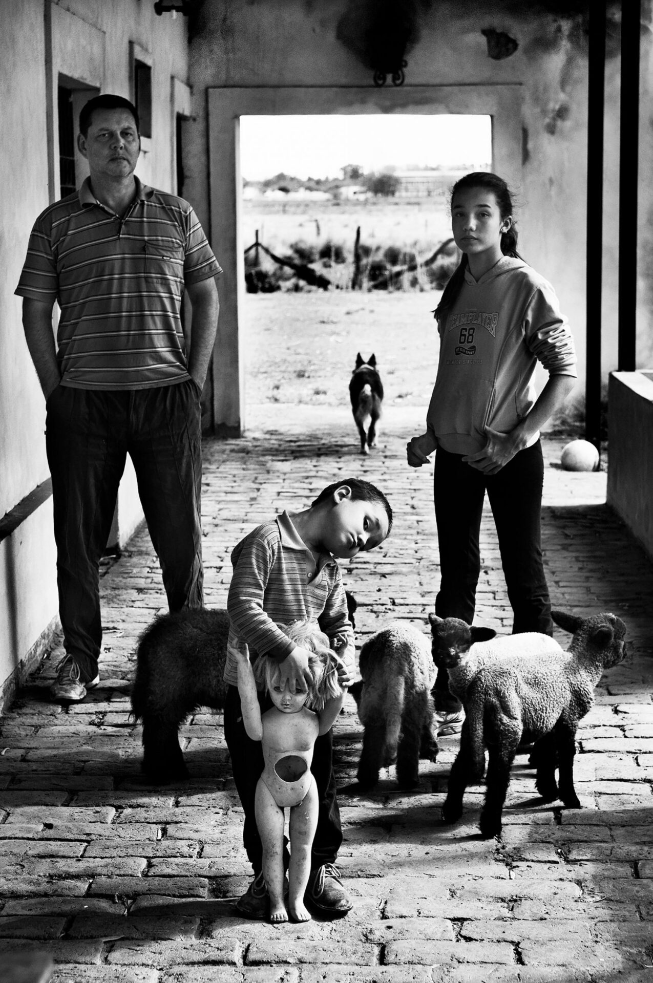 25-9-2015. Firmat, provincia de Santa Fe. Edgar Fontanellaz y su familia viven en Firmat, un pequeño pueblo donde todos los campos están cultivados con soja transgénica. Edgar denunció 30 veces ante las autoridades las múltiples fumigaciones a las que estaba expuesta su familia. Recibió amenazas y fue disparado en dos ocasiones. Sus dos hijos sufren pérdida auditiva y Edgar está convencido de que se debe a la exposición constante a los agrotóxicos.
