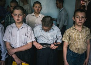 Tres veces al día los niños se reúnen en el pasillo de la escuela para pasar la lista.