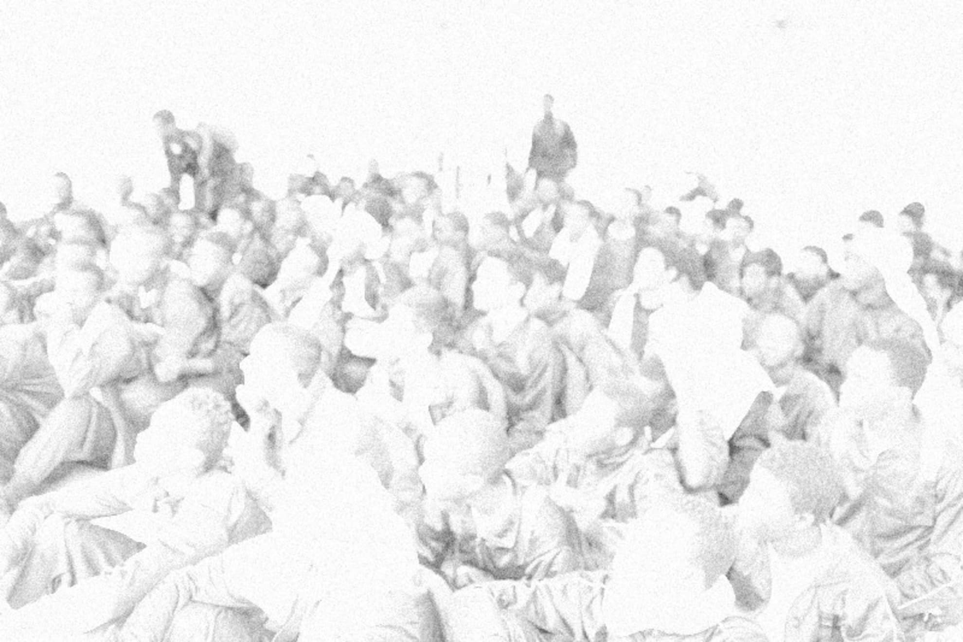 Los menores refugiados de África están esperando el transporte en el puerto de Reggio Calabria justo después del desembarco. Muchos de ellos tendrán que dormir en el puerto ese día.