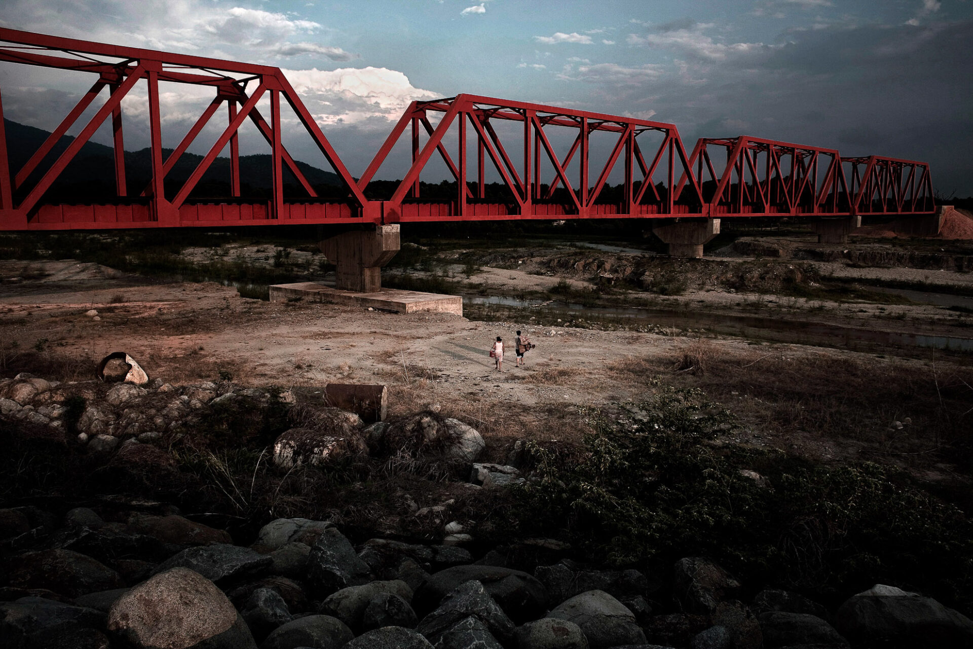 Chiapas, México. Abril de 2011. Miles de personas atraviesan México a diario sin permiso legal, como inmigrantes irregulares, y viajan en el techo de trenes de carga arriesgando sus vidas para llegar lo antes posible a la frontera con Estados Unidos e intentar cruzarla. Dos inmigrantes siguen una vía muerta para llegar a la localidad de Arriaga y abordar el primer tren hacia el norte.