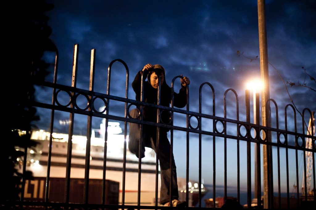 Decenas de migrantes saltan cada día las vallas del puerto de Patras para acceder al aparcamiento de camiones. Una vez allí, y si la Guardia Costera no les ha detectado, intentan esconderse en los bajos o en las cajas de los camiones para acceder a algún ferry con destino a Italia.