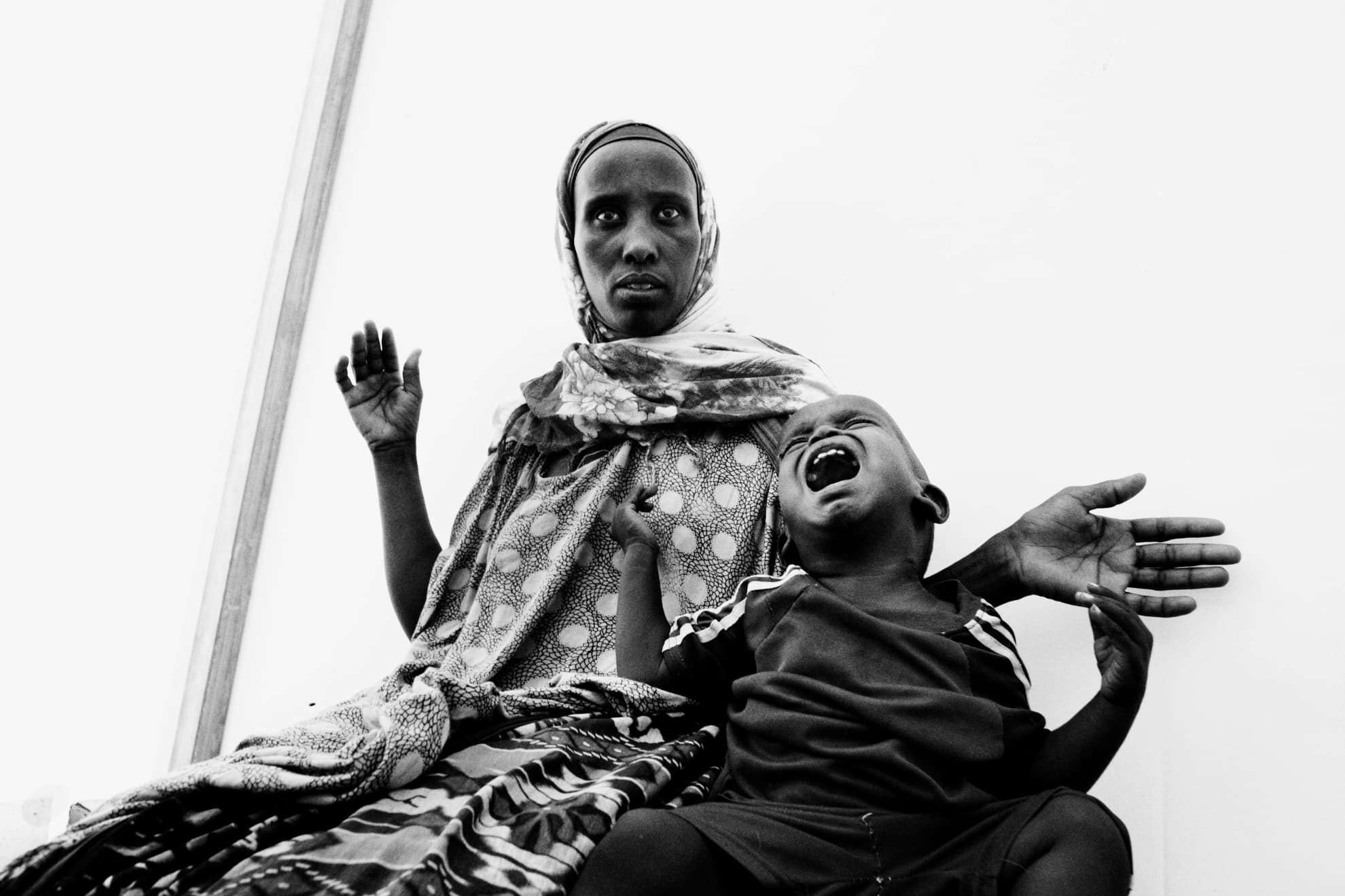 Una joven y su hijo son fotografiados durante su registro en el campo de Dadaab, en el noreste de Kenia.