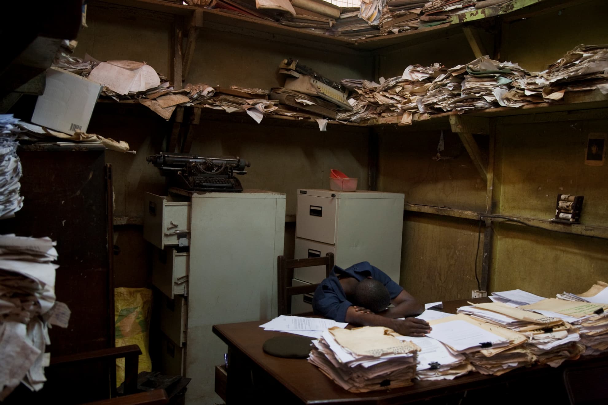 Oficial en la oficina de registro de la Prisión Central donde se almacenan los expedientes de los alrededor de 1.400 presos y donde es difícil encontrar los de algunos. La similitud entre los nombres de muchos presos, la carencia de orden, los años trascurridos hasta que culminan algunos procesos, hacen de este registro una pesadilla. Los oficiales cobran una media de 30 euros mensuales.