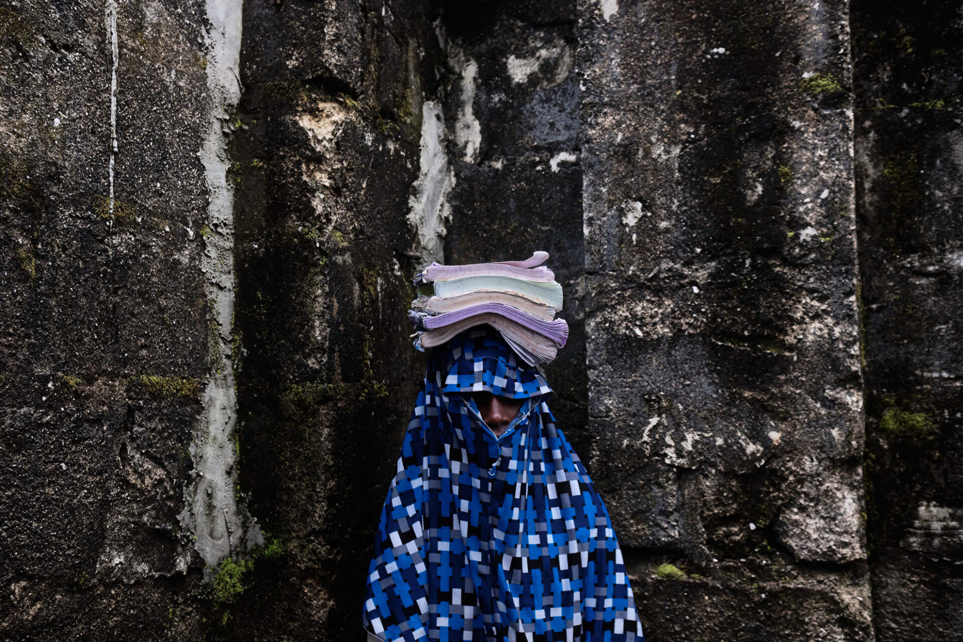 Jamilah (nombre ficticio) tiene 14 años. Vive en Kofa, noreste de Nigeria. Fue secuestrada por Boko Haram después de una redada en la granja familiar que dejó a su padre medio ciego. Fue violada por 7 hombres su primera noche en cautiverio, lo que la dejó sangrando continuamente durante nueve meses. En su mal estado de salud, la pretendían dejar morir, pero fue encontrada por los vigilantes. Ahora asiste a clases organizadas en una escuela improvisada de turnos. Sueña con ser médico.