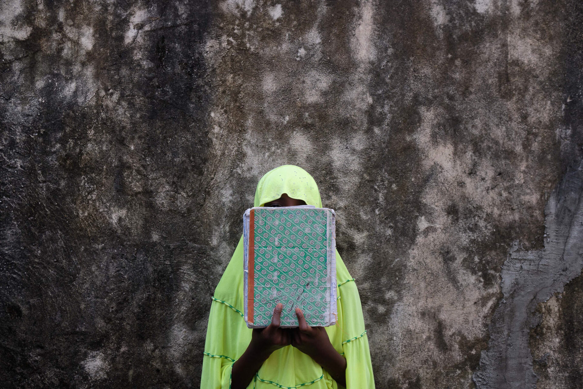 Fanti (nombre ficticio) 15, en su casa en Faduma Koloram, al noreste de Nigeria. En el campamento de Boko Haram, se radicalizó para odiar la educación occidental. En libertad asiste a la escuela y planea convertirse en enfermera.