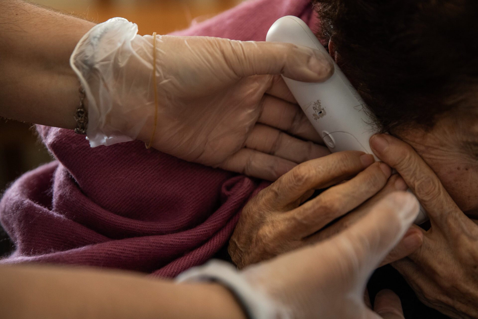 Una trabajadora de una residencia de mayores sostiene el teléfono para que una anciana pueda hablar con su hija, en Caldes, provincia de Barcelona, España, 18 de abril, 2020.