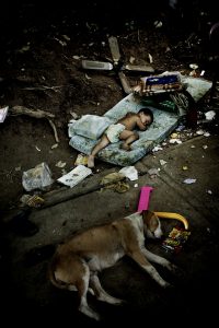 Caracas, Venezuela, 2006. Barrio de Petare, el más grande y pobre de Caracas. Familias acampadas a lo largo de una de las calles del distrito a la espera de recibir la ayuda estatal tras las inundaciones que destruyeron sus hogares.
