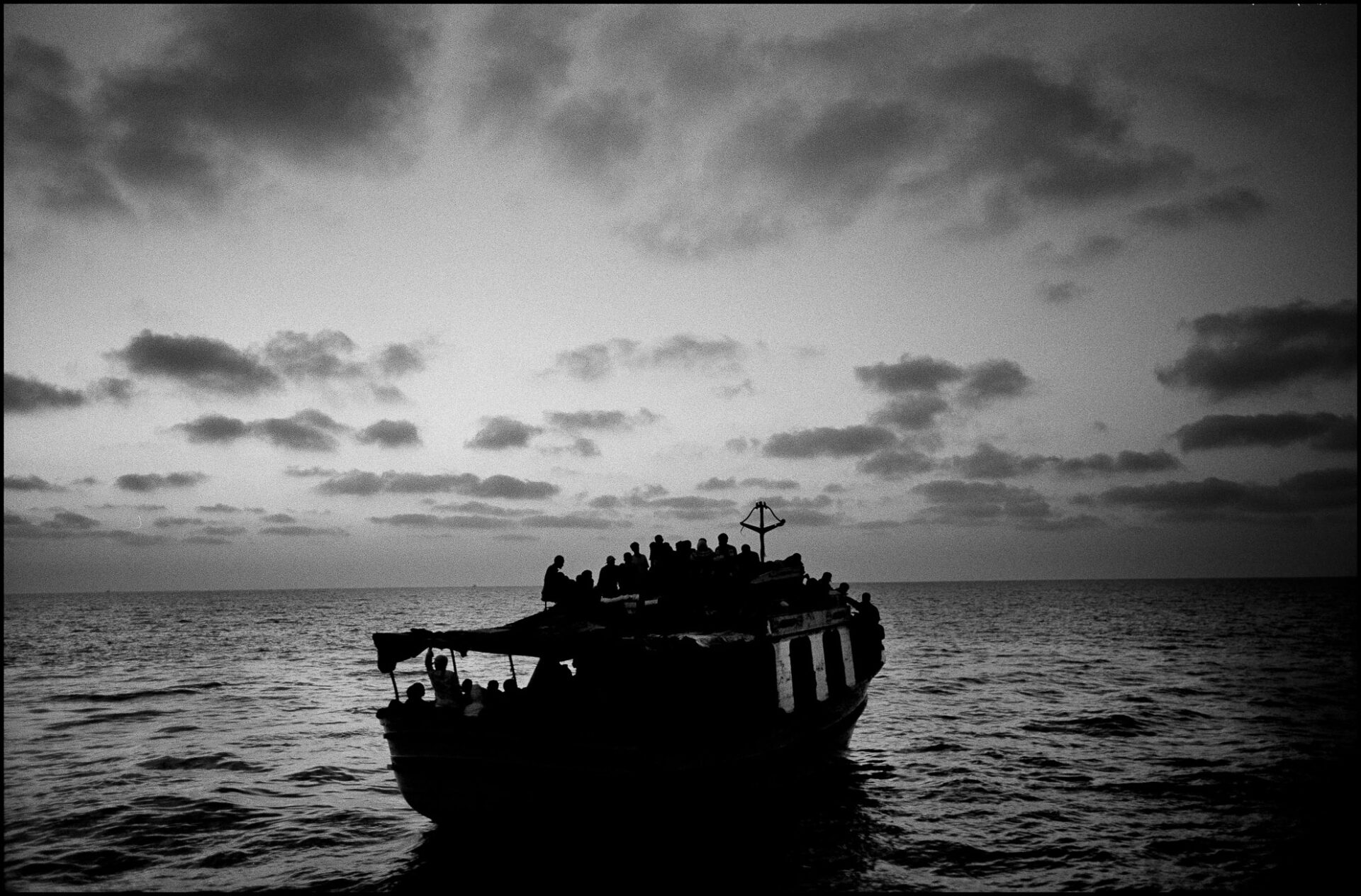 Vista desde el aire, Lampedusa no es más que un lunar en la piel del mar. Sin embargo, es también una de las vías de acceso al sueño europeo para miles de emigrantes africanos.