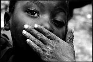 Tras una dura jornada fabricando ladrillos, los niños no tienen tiempo para jugar. Se van a dormir: al día siguiente les espera otro día de trabajo. Esta fotografía fue tomada en Fonte Boa, Tete, en agosto de 2006, en el marco de un proyecto sobre el trabajo manual en Mozambique.