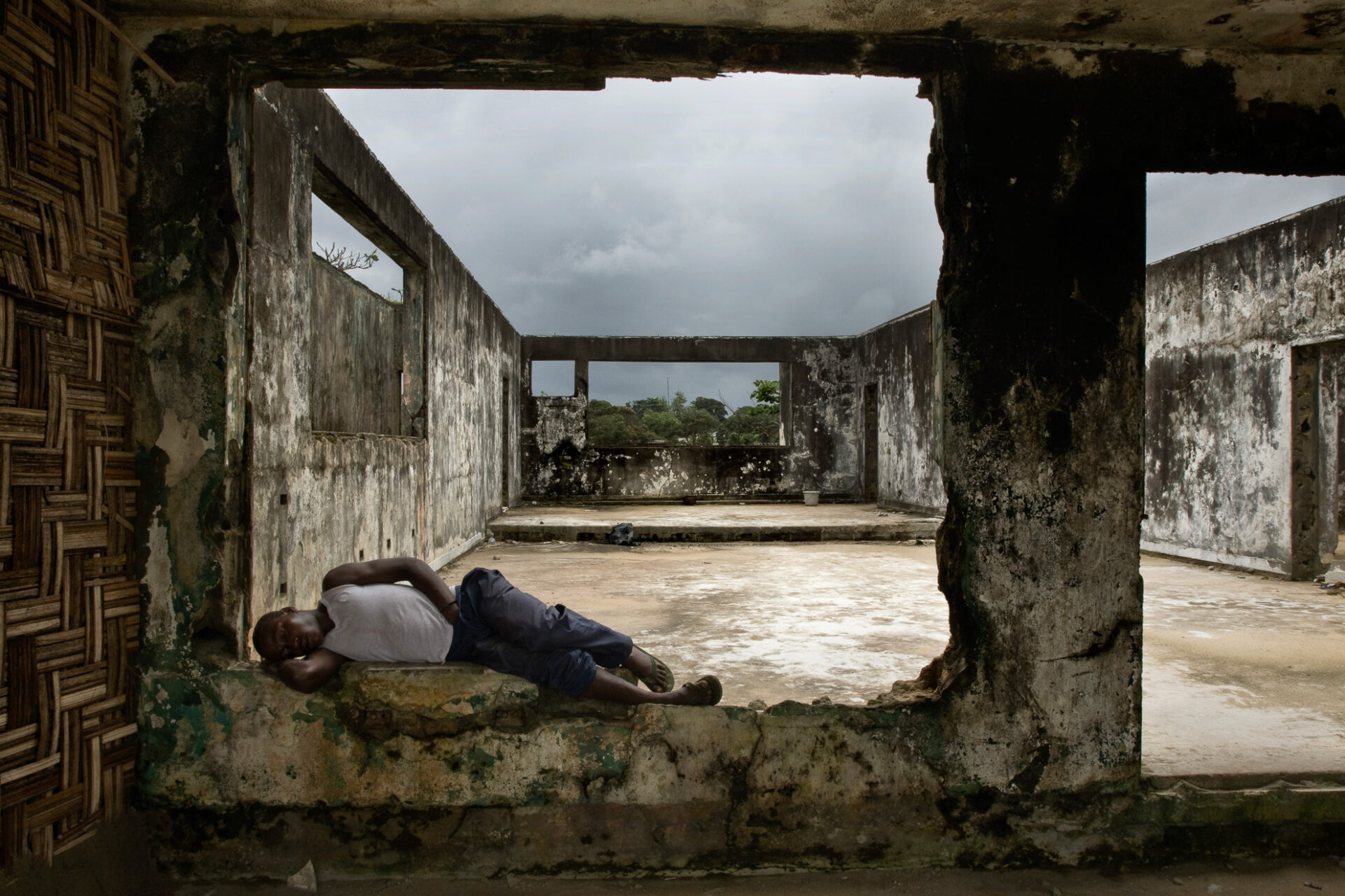 A veces se presenta la oportunidad de devolver la inocencia. A veces no es demasiado tarde y una pequeña historia se convierte en una llama que seguir en medio de la oscuridad. Hasta el fin de la dictadura de Charles Taylor en Liberia, el lugar que aparece en las imágenes, al borde del Océano Atlántico, recibió el nombre de Watanga. Se usaba para torturar a oponentes, traidores y espías. El sonido del mar ocultaba los gritos durante los interrogatorios.