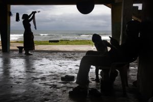 En 2004, tras 15 años de guerra civil, un grupo de antiguos niños soldado se instaló en estas casas en ruinas, construidas durante los años 70 para las familias más ricas de Monrovia. Fueron actores involuntarios de este conflicto sangriento, usados tanto por las fuerzas rebeldes como por las gubernamentales; los supervivientes de una guerra que intentan encontrar el modo de construirse un futuro en un país que sigue sumido en la pobreza y anda escaso de esperanza. Hoy en día constituyen la versión africana de los “Capitães de areia” (Capitanes de arena) de Jorge Amado, un grupo de niños que se hicieron adultos demasiado pronto, que han decidido unirse para sobrevivir y olvidar sus crímenes.