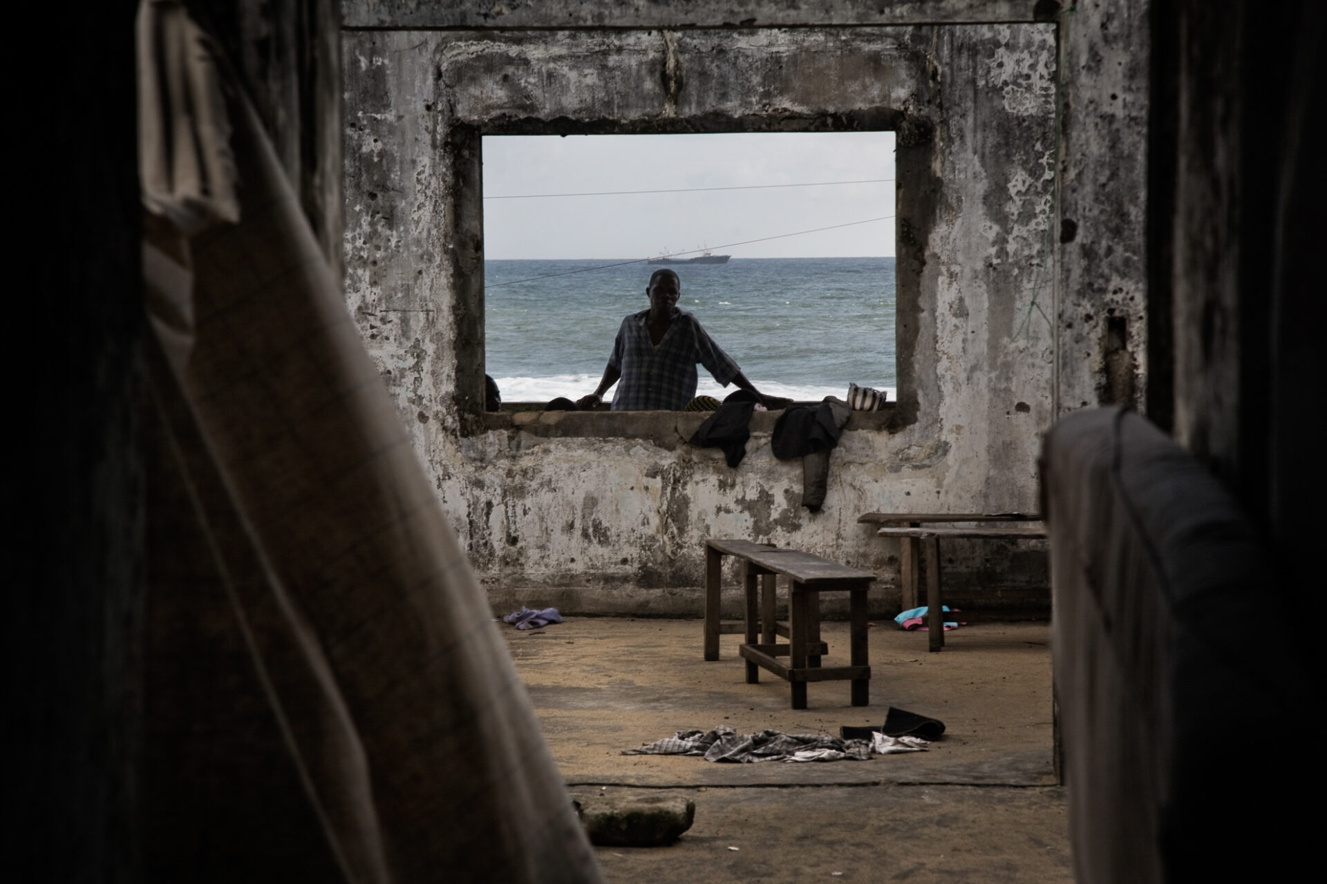 Aislados del mundo por medio de una pequeña laguna, sus vidas transcurren a pocos cientos de metros de una de las principales arterias de la capital de Liberia. Sin embargo, la Comunidad Tortuga parece anclada en otro tiempo. Estos jóvenes constituyeron una comunidad que ha retomado una vida sencilla: tiene sus propias normas y levanta sus propios templos.