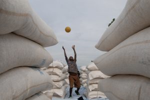 El conflicto y la violencia que consume la República Democrática del Congo (RDC) desde hace más de una década, mata más gente cada seis meses que el tsunami del Océano Indico de 2004. Cálculos aproximados estiman en cuatro millones el número de fallecimientos, pero los expertos dicen que la cifra es muy superior.