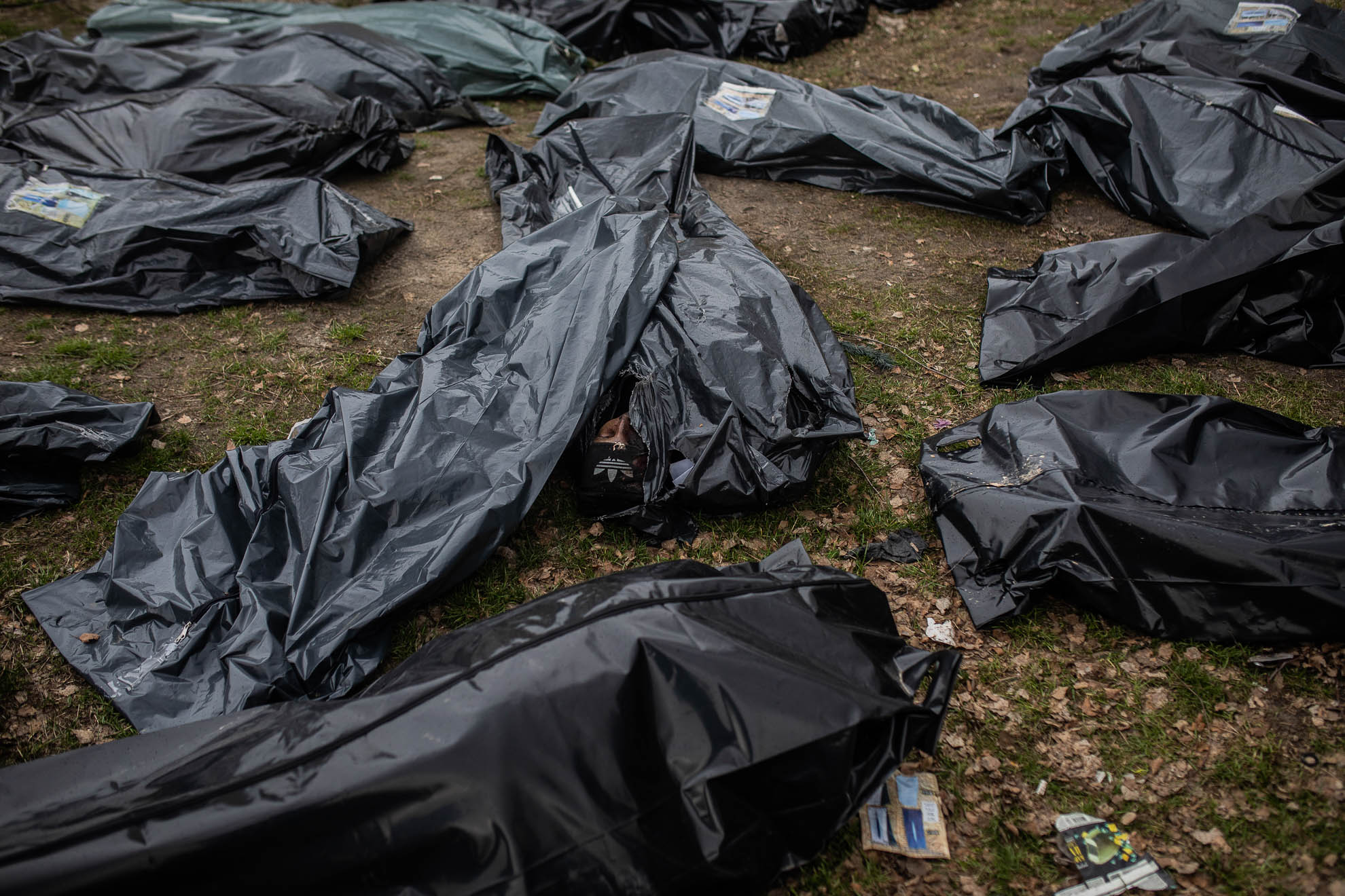 Los cuerpos recogidos de las calles y casas de Bucha fueron trasladados al Cementerio número 3, donde fueron registrados antes de ser trasladados a diferentes morgues para realizarles la autopsia y tratar de identificarlos. En la imagen, varias bolsas de cadáveres yacen en el terreno del cementerio el 12 de abril de 2022.