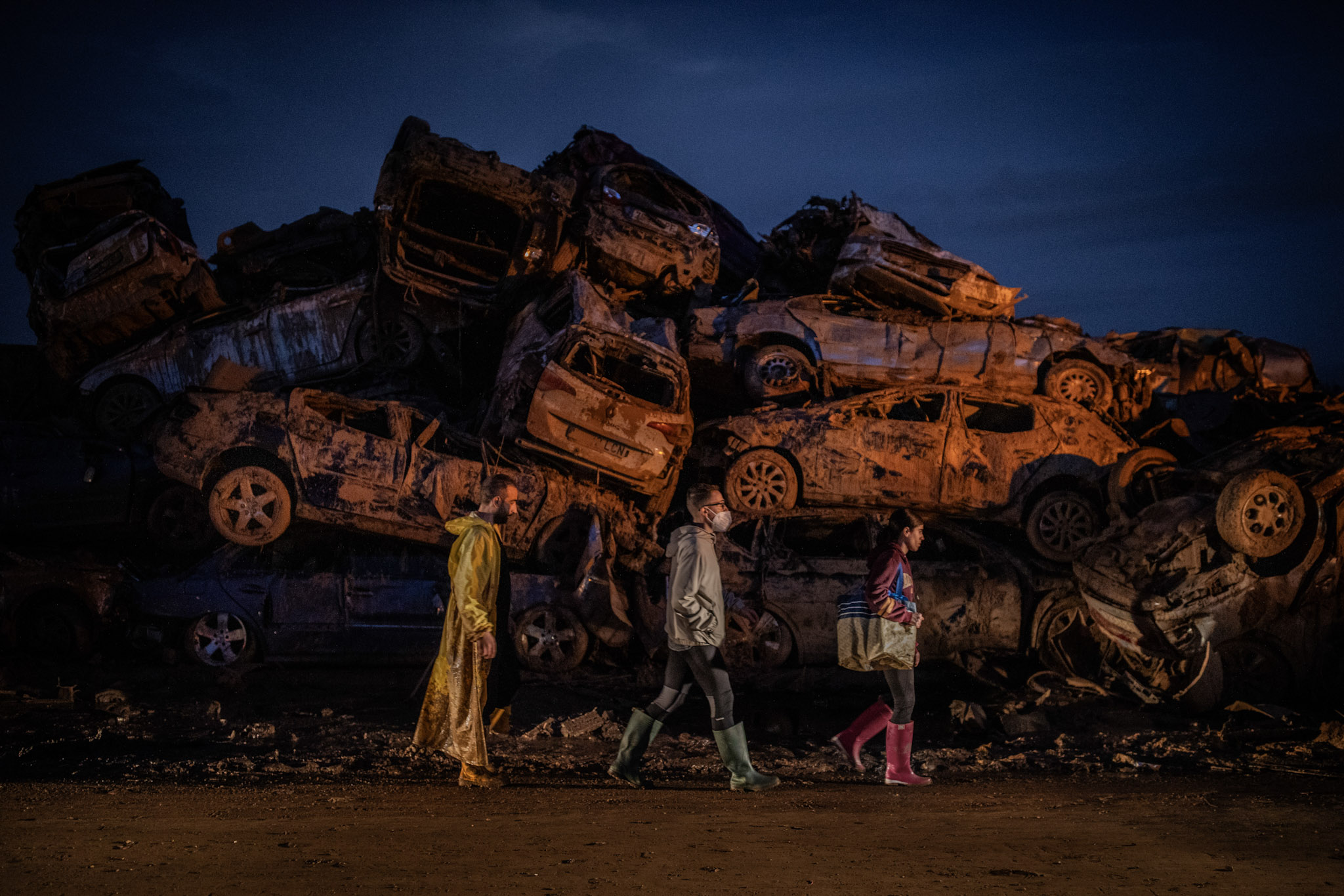 Decenas de coches destruidos por la riada permanecen amontonados en las afueras de Paiporta, el 16 de noviembre de 2024. Las autoridades españolas estiman que más de 120.000 vehículos resultaron dañados por las inundaciones.