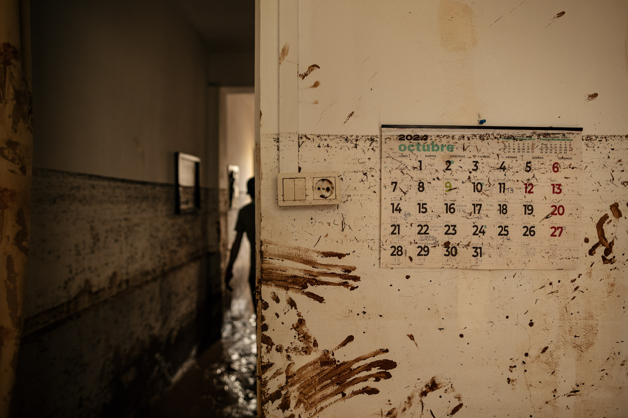 Iván, un joven valenciano de 23 años, limpia junto a varios amigos el barro que inundó la casa de un vecino de Paiporta, que permanece hospitalizado, tras las riada que arrassó el sur de Valencia, España, el 29 de octubre de 2024.