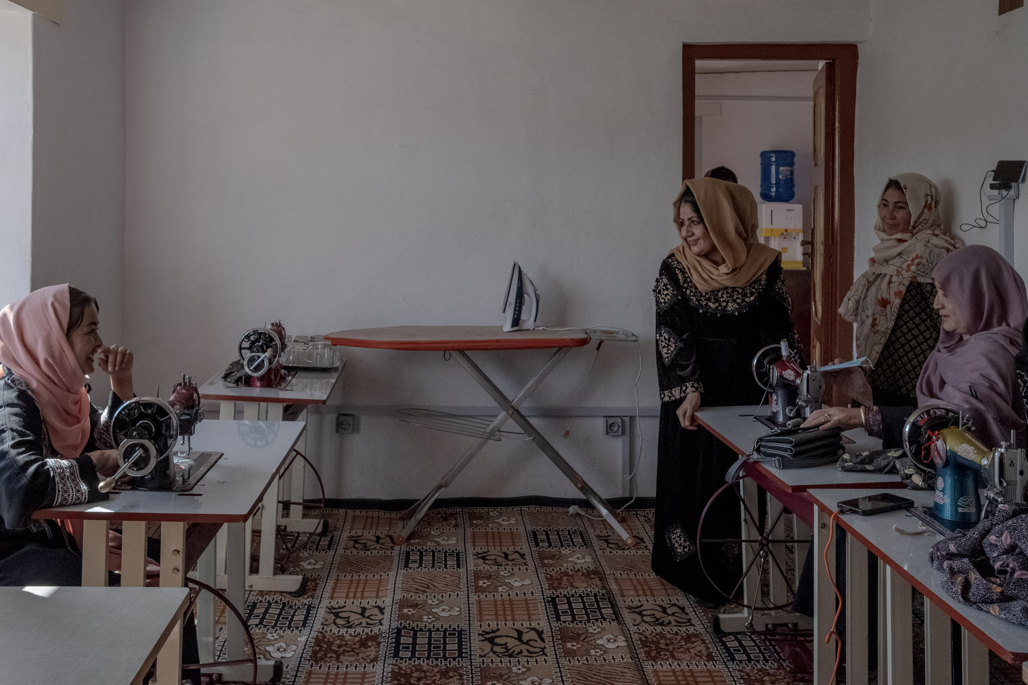 Mujeres asisten a una clase secreta de costura en Bamyan. Estas clases se mantienen mayormente ocultas, ya que las mujeres tienen prohibido estudiar más allá del sexto grado. Aunque se les permite elaborar artesanías y prendas tradicionales—que se venden principalmente en pequeñas tiendas locales o, ocasionalmente, se exhiben en ferias de Kabul—el principal desafío es la falta de clientes. El regreso de los talibanes, junto con la casi inexistencia de visitantes occidentales, ha reducido drásticamente las oportunidades de venta.