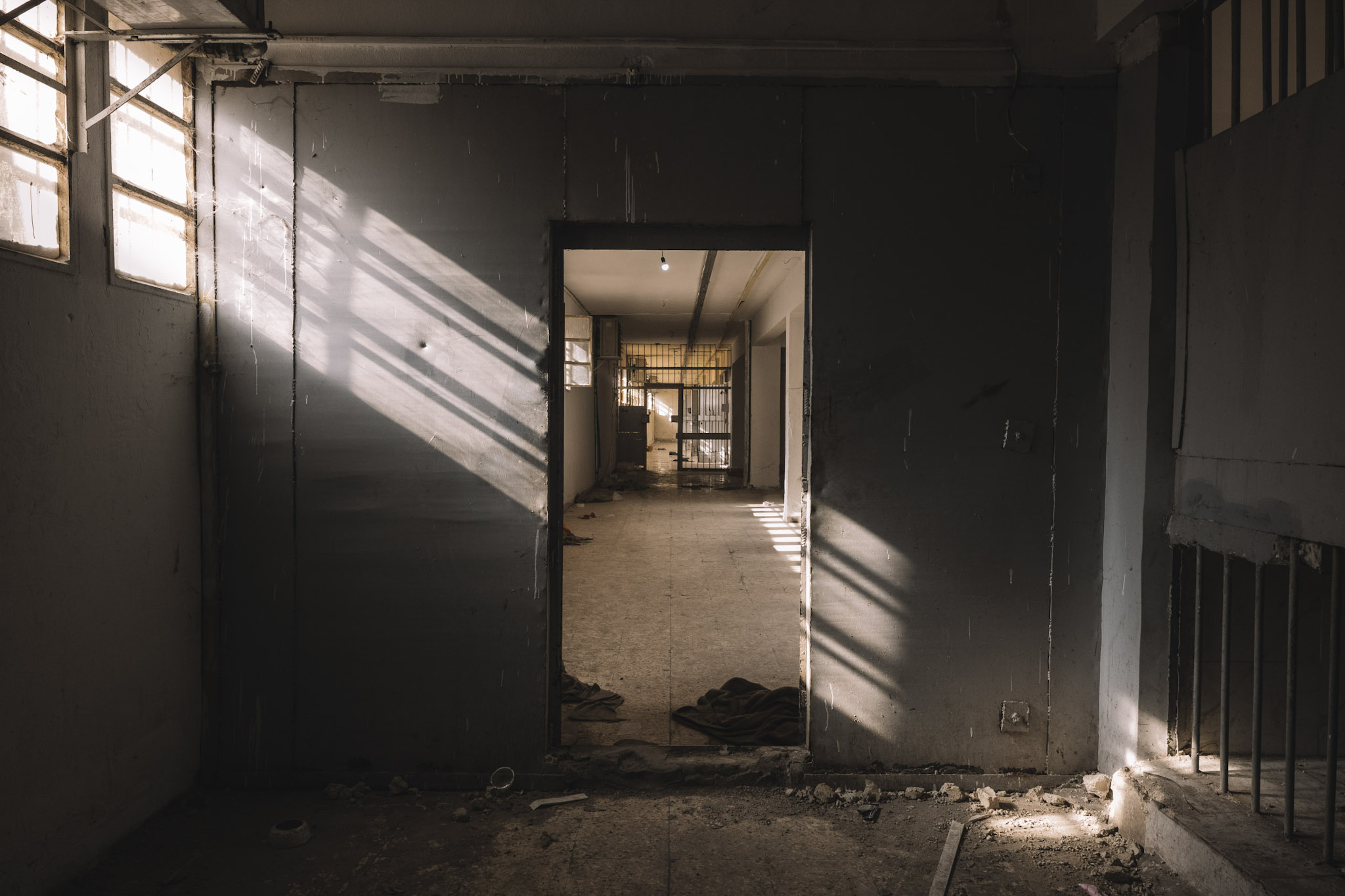 Los largos pasillos de Sednaya, donde ahora se alinean celdas vacías tras la caída del régimen, se hacen eco de los horrores que vivieron quienes estuvieron recluidos allí. Miles de personas perecieron en las prisiones de tortura de Siria, sometidas a brutales palizas, violaciones y descargas eléctricas, a menudo para obtener confesiones forzadas. Los prisioneros se enfrentaban a condiciones inhumanas, como el hambre, heridas sin tratar y traumas psicológicos por el hacinamiento y la falta de luz solar. Sednaya es un escalofriante recordatorio de las crueles prácticas de detención del régimen de Assad.