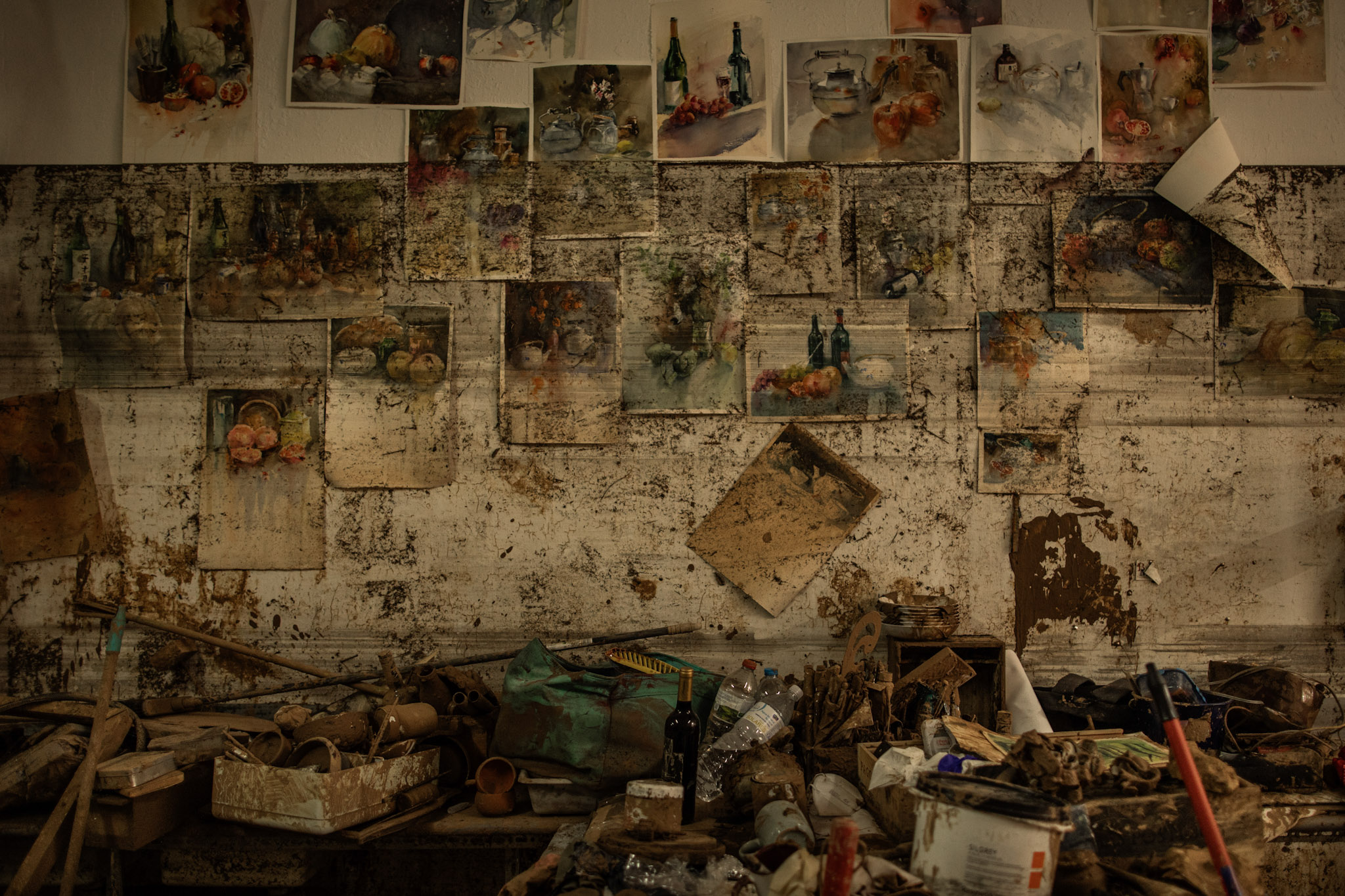 El agua alcanzó más de tres metros de altura en el interior del taller de María Carmen Martínez y José Galarzo, situado a escasos metros del barranco de Poyo, que canalizó la riada del 29 de octubre. El espacio albergaba clases de cerámica, dibujo y pintura antes de que la riada lo destruyera.