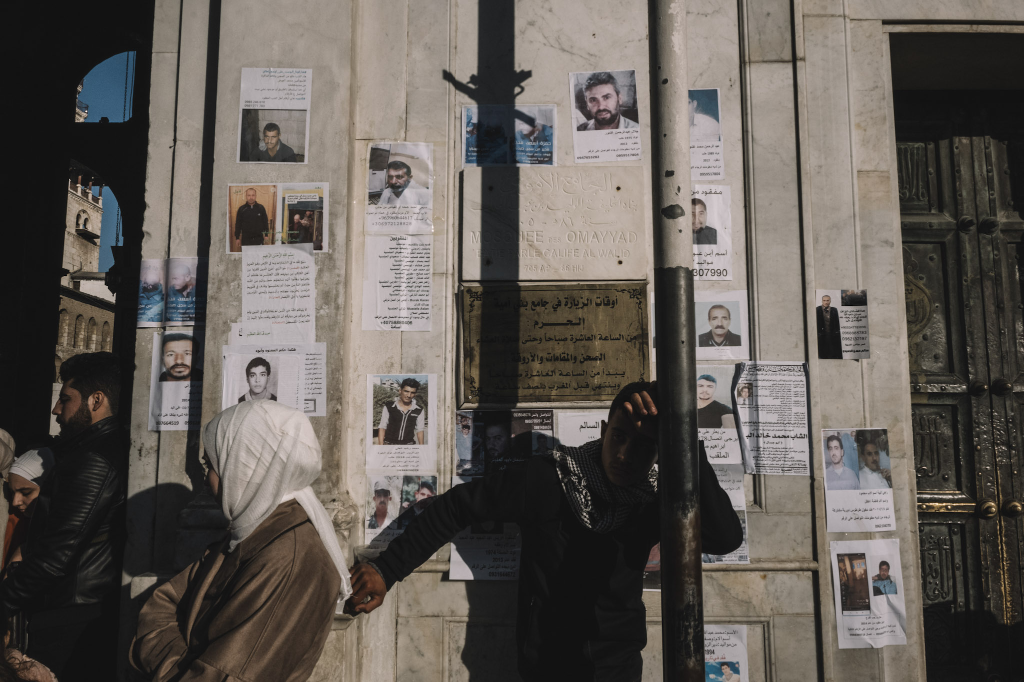 La mezquita omeya de Damasco, cubierta de carteles en busca de familiares desaparecidos. Todos los espacios públicos de Damasco están llenos de estos papeles impresos con los rostros de seres queridos desaparecidos: hospitales, prisiones, mezquitas, calles. Las familias se aferran a la esperanza de que, en algún cruce de caminos, alguien pueda reconocer a la persona y decirles dónde se encuentra su familiar desaparecido.