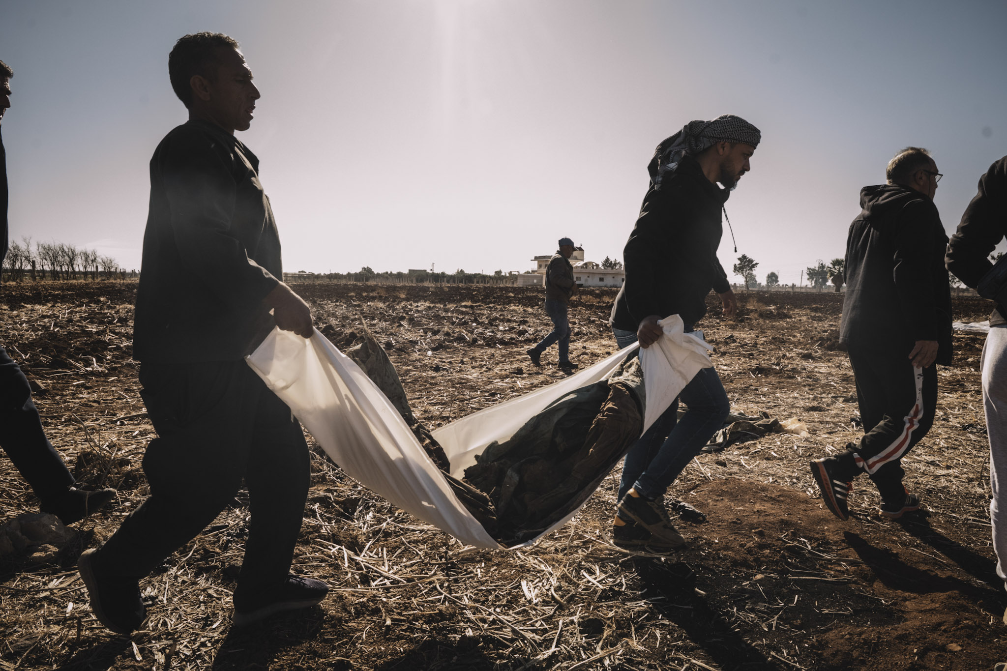 En Izra, provincia de Daraa (sur de Siria), se descubrió el 16 de diciembre de 2024 una fosa común con decenas de cadáveres. De los sudarios solo quedaban los huesos, que conservaban la forma del cuerpo gracias a la ropa. Cuando llegamos esa mañana, ya se habían exhumado 22 cadáveres. Con la caída del régimen y el levantamiento de la censura, los rumores y las creencias se están convirtiendo en realidad, y ahora la gente puede abrir las tumbas y buscar a sus seres queridos desaparecidos.