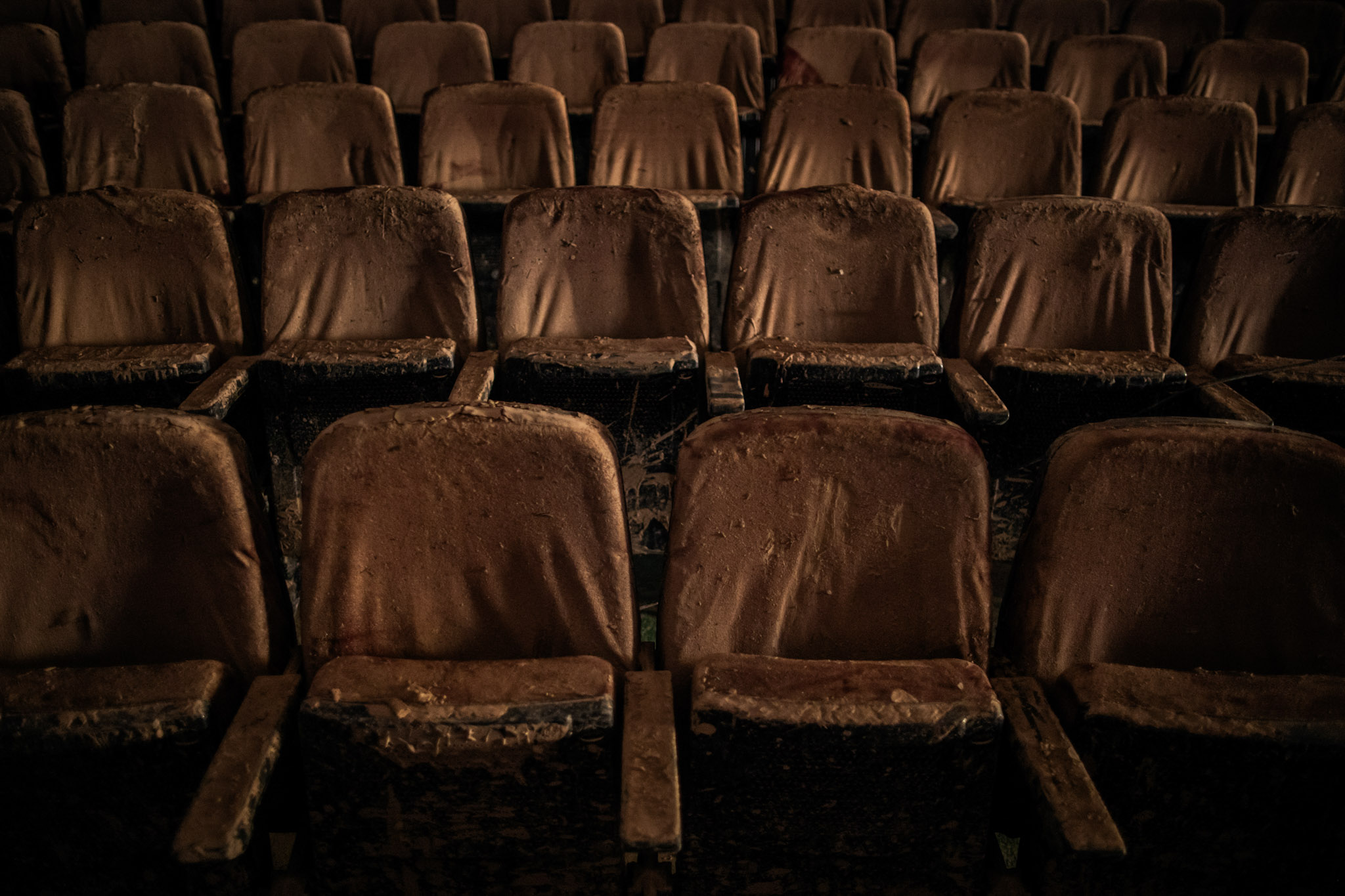 Las butacas del auditorio de la Banda Primitiva de Paiporta continúan manchadas del barro arrastrado por las aguas, 24 días después de la riada que arrasó el sur de Valencia, España. El martes 29 de octubre por la tarde comenzaron a caer fuertes lluvias en las provincias del sur y el este de España. El aguacero torrencial afectó a 78 municipios, entre ellos localidades de Andalucía, Murcia y Castilla La Mancha, pero fue la Comunidad Valenciana la que se llevó la peor parte.